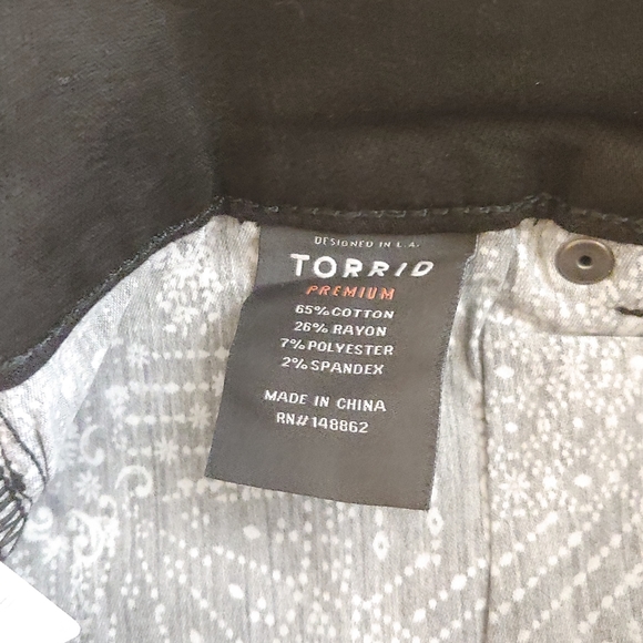 Torrid premium cropped jegging black jeans distressed raw hem size 16 - Picture 12 of 16